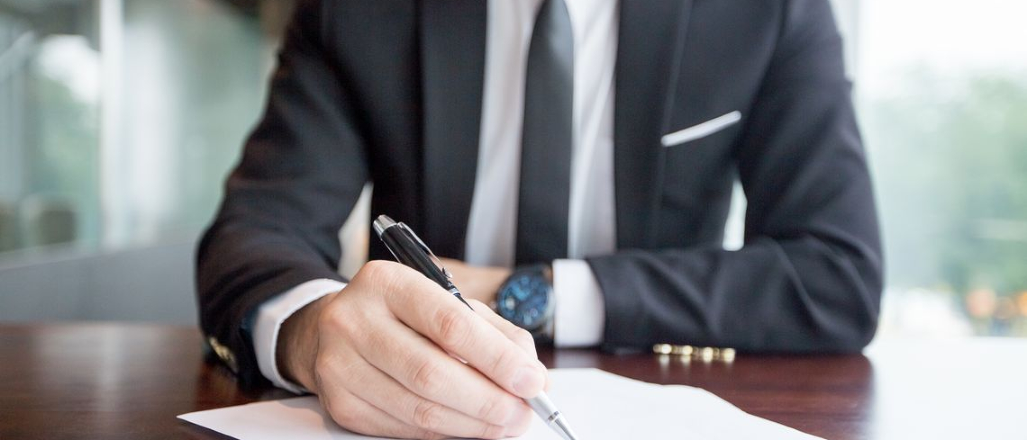 przyciety-widok-lidera-biznesu-sporzadzajacy-notatki