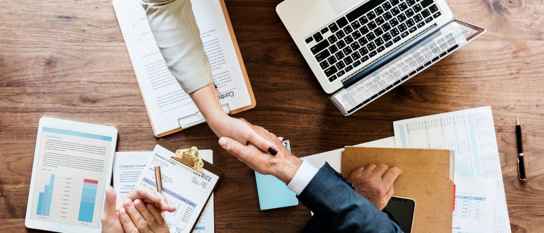 ludzie-biznesu-sciskajac-rece-razem