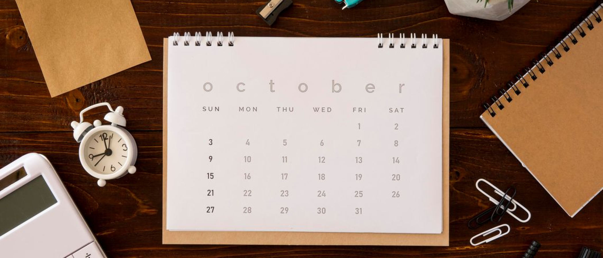 kalendarz-biurkowy-i-akcesoria-biurowe-z-widokiem-z-gory