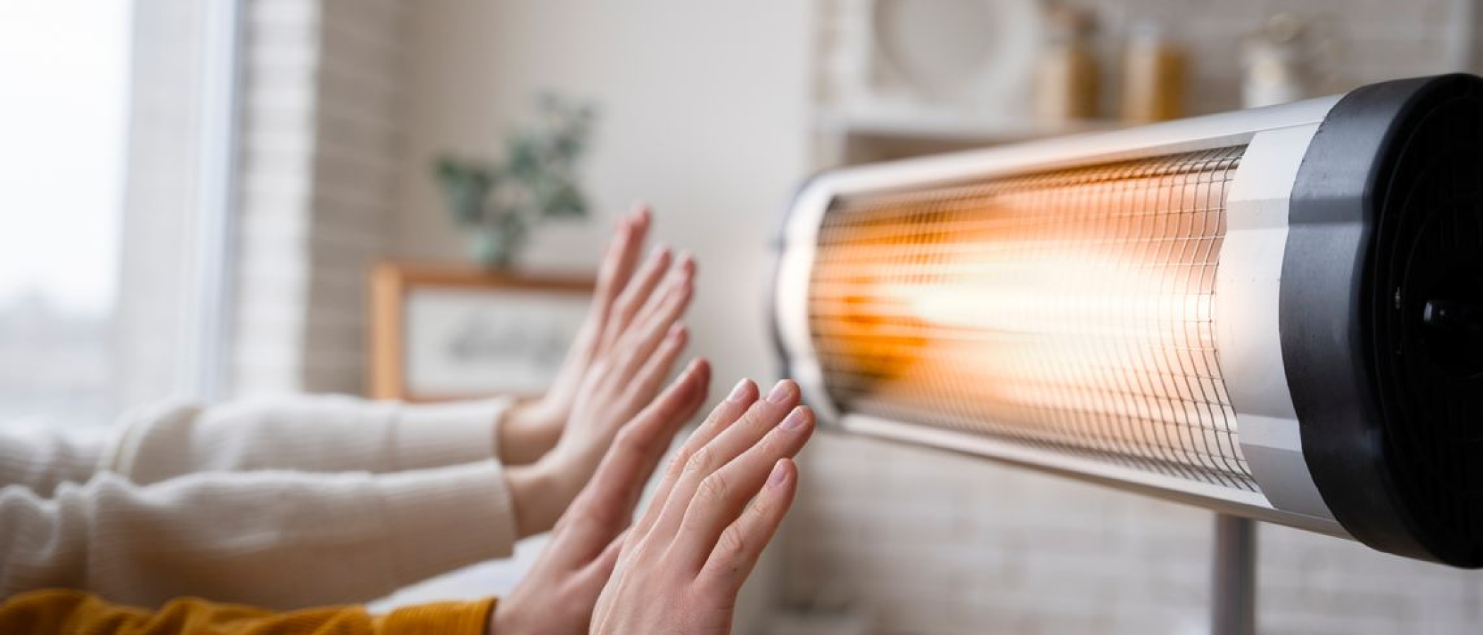 ludzie-rozgrzewajacy-rece-w-poblizu-grzejnika